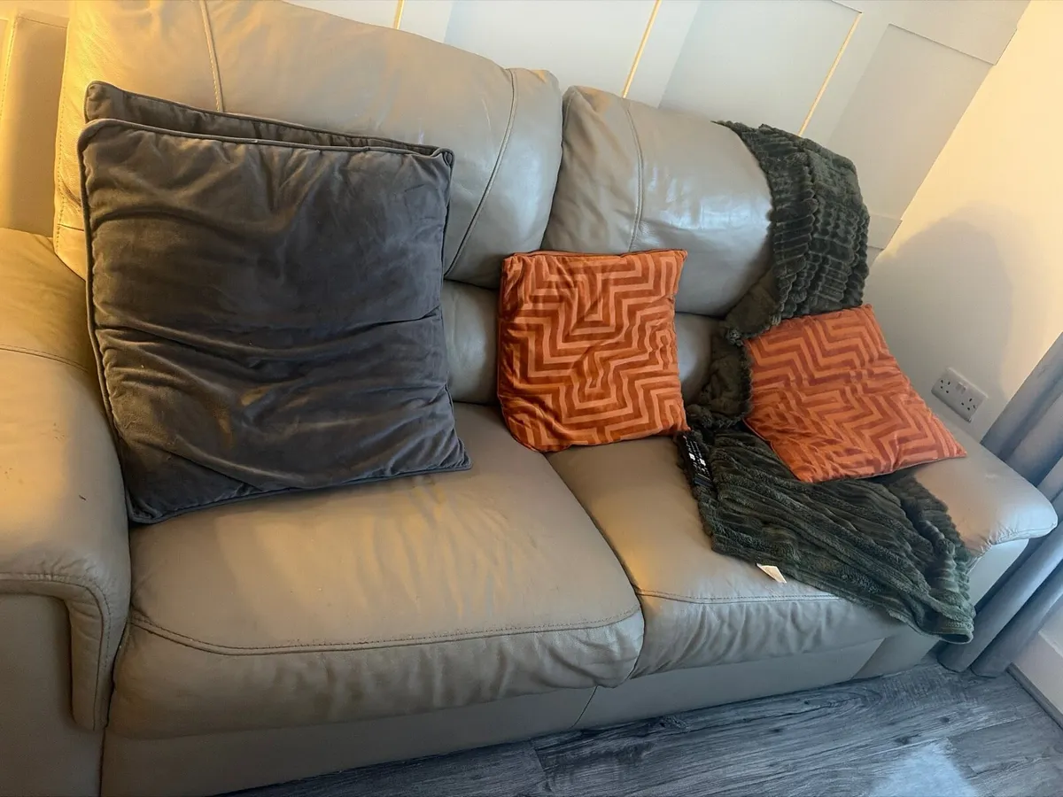 Couches - Image 2