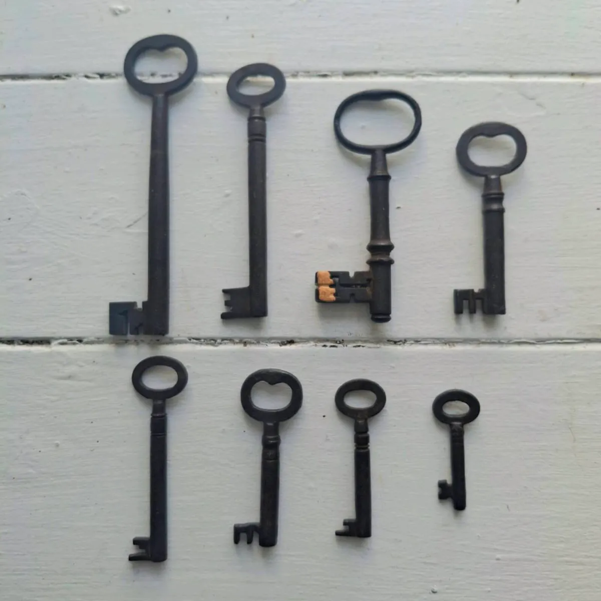Set of 8 Antique Skeleton Keys - Image 1
