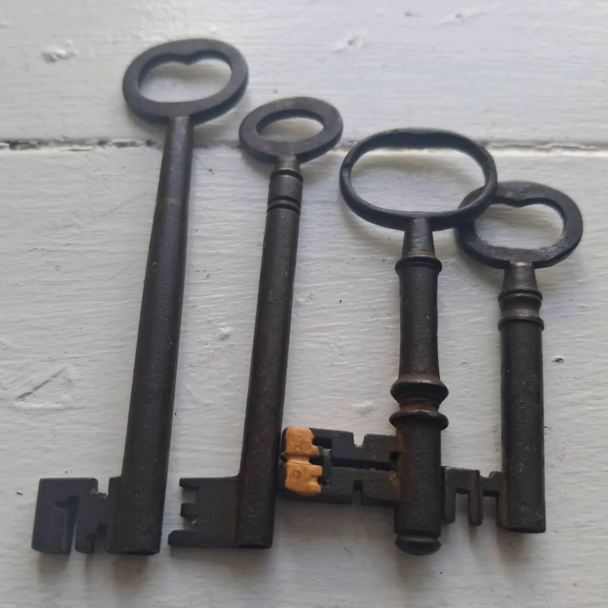 Set of 8 Antique Skeleton Keys - Image 3