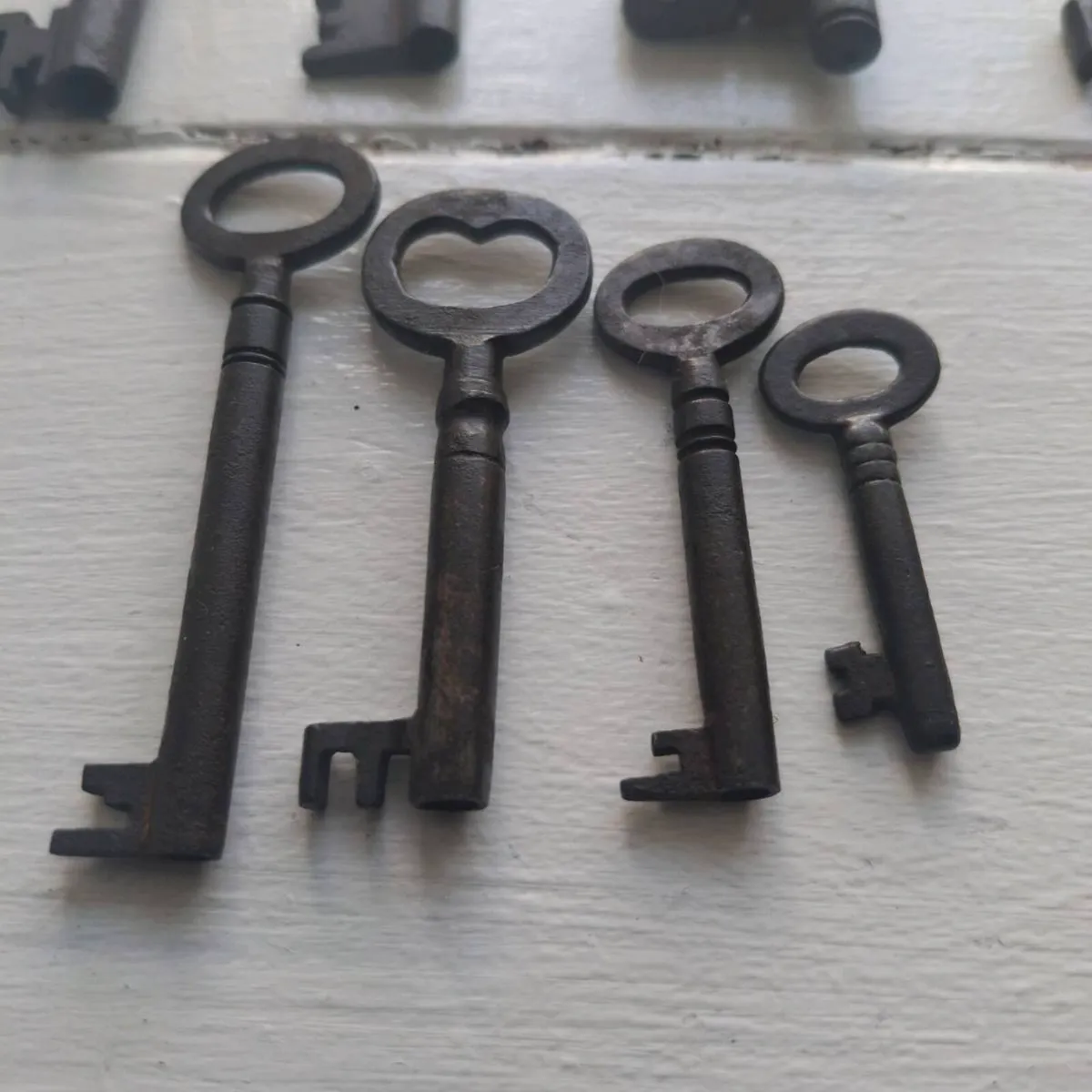 Set of 8 Antique Skeleton Keys - Image 4