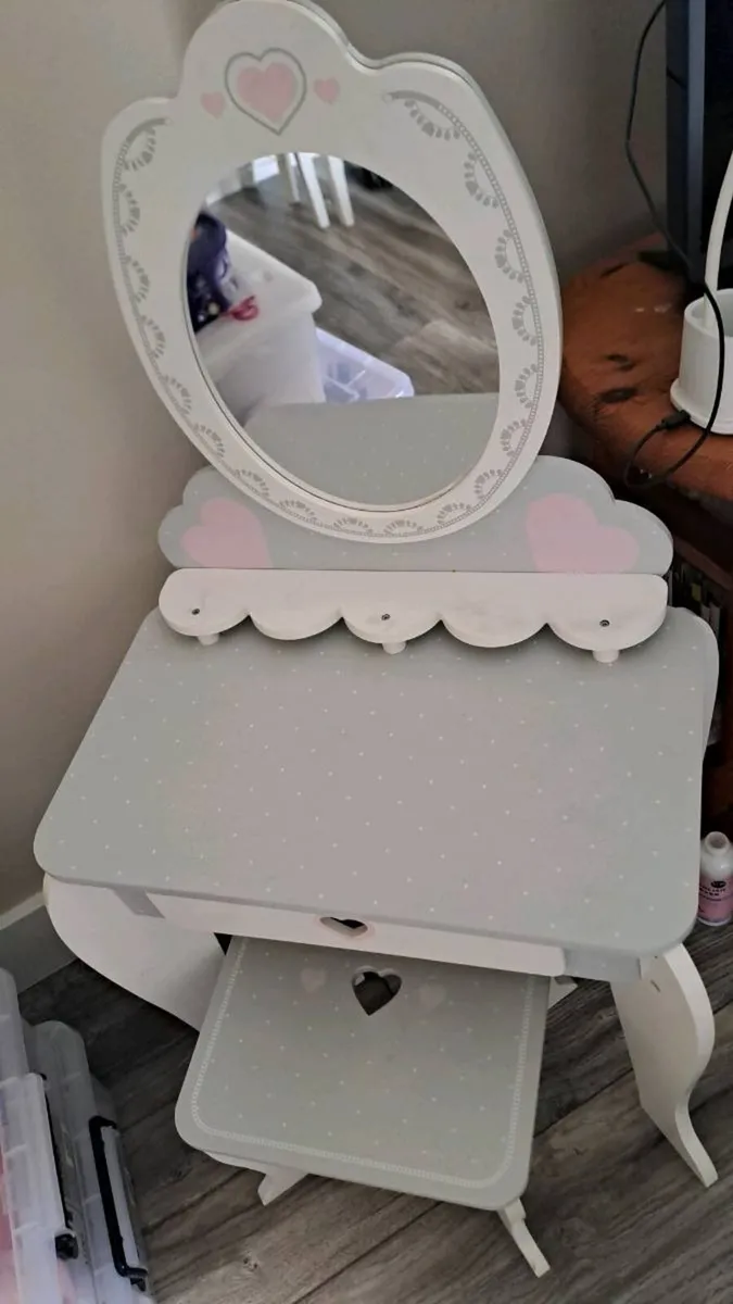 Children's dressing table