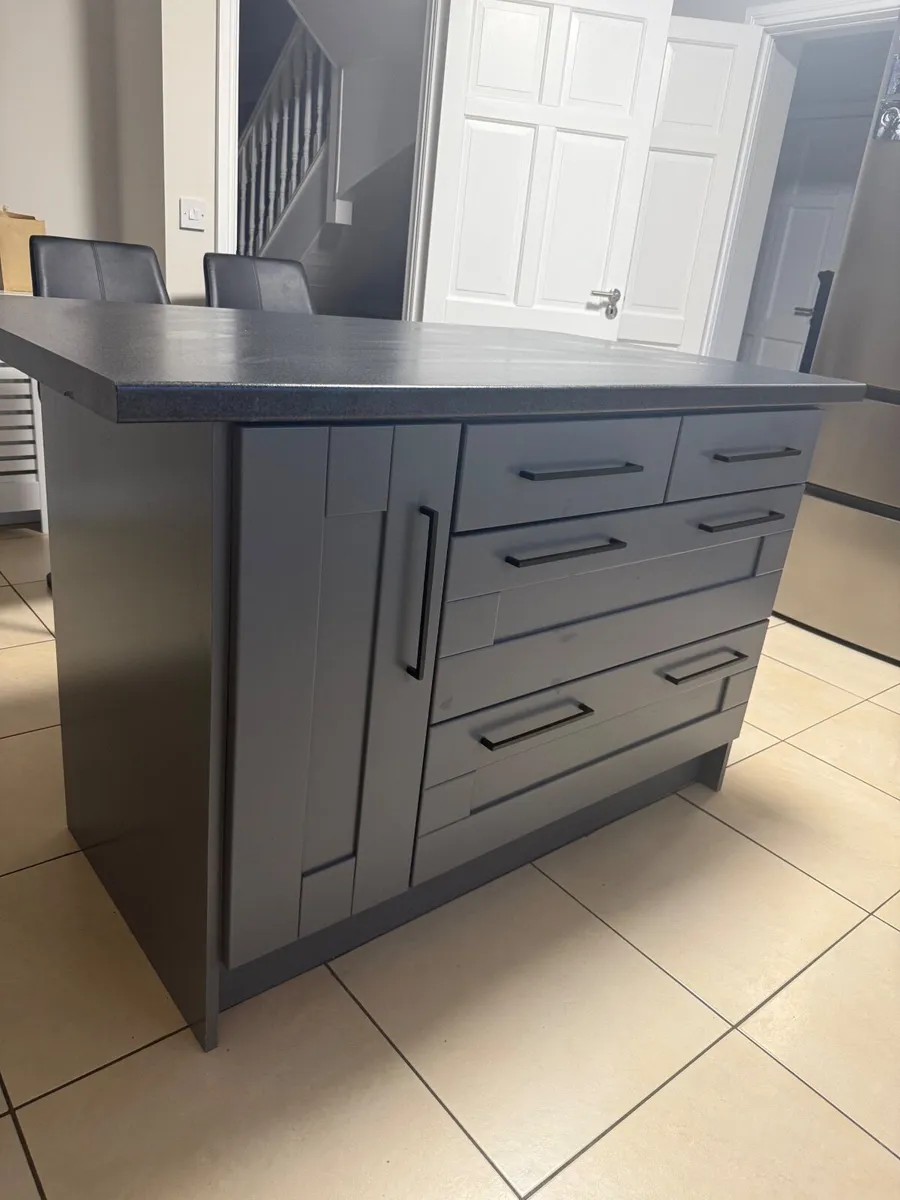Kitchen island - Image 1