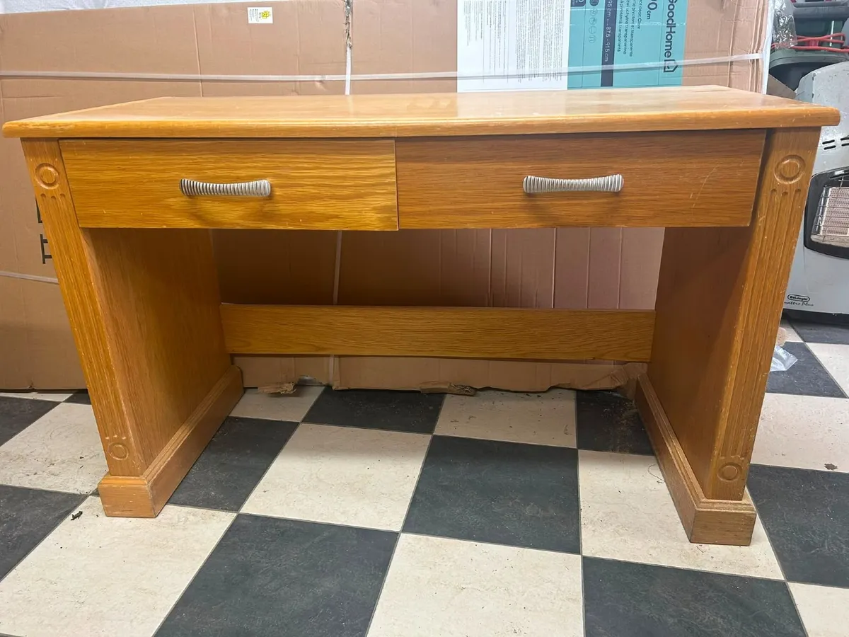 Oak desk - Image 1