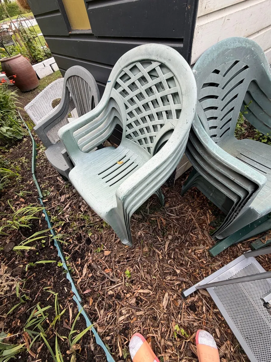 garden table and chairs bundle €30 - Image 4