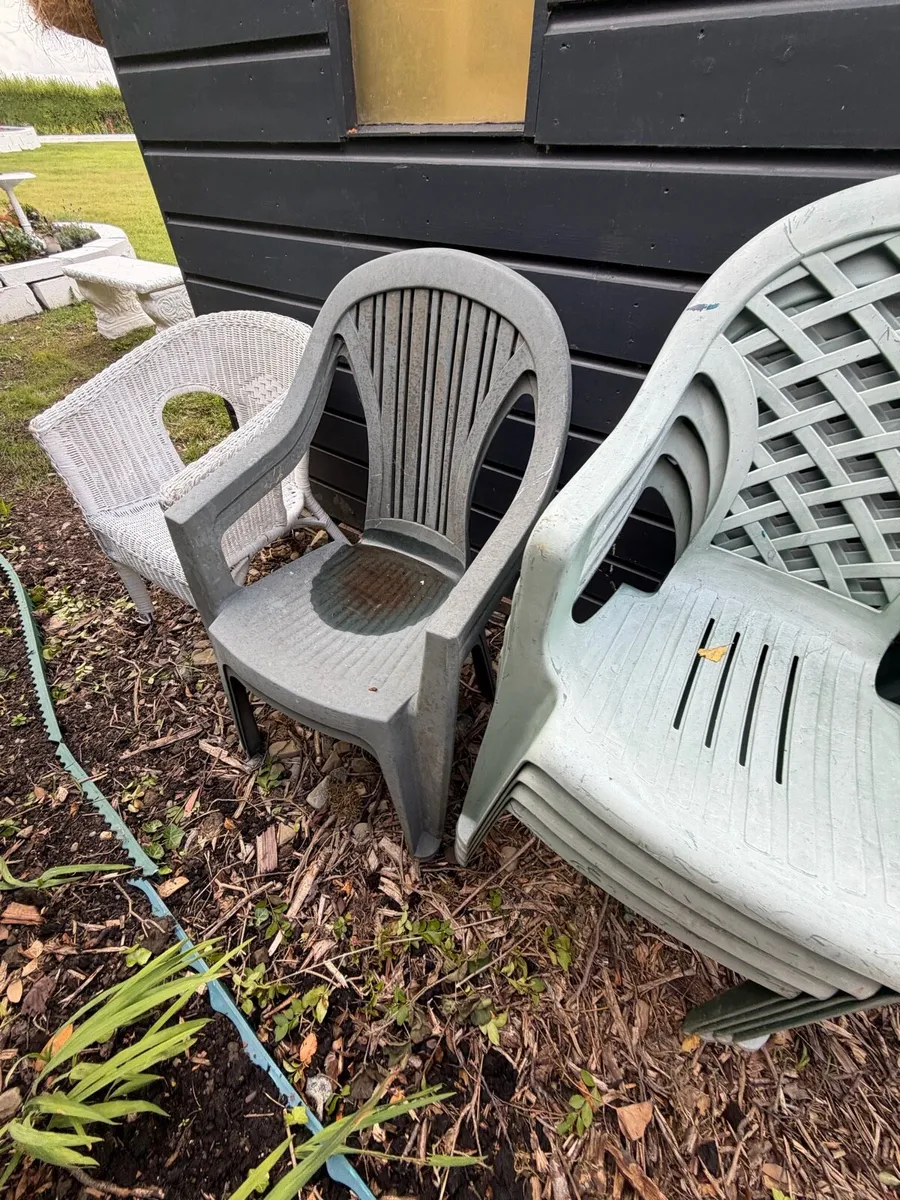 garden table and chairs bundle €30 - Image 2