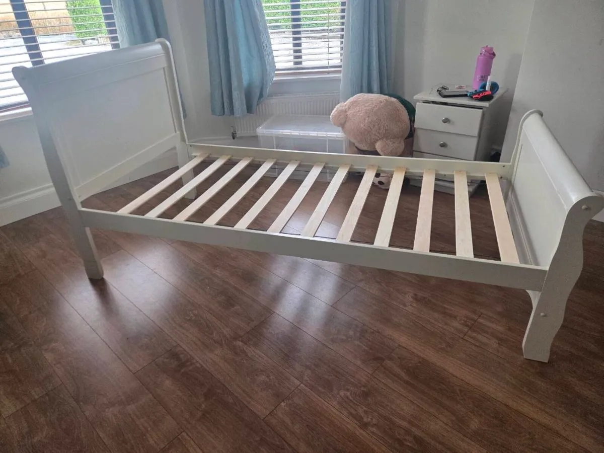 Single bed - Image 1