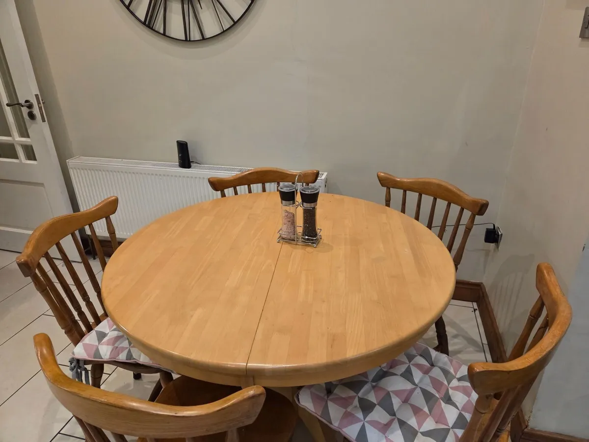 Couches and dining set - Image 3