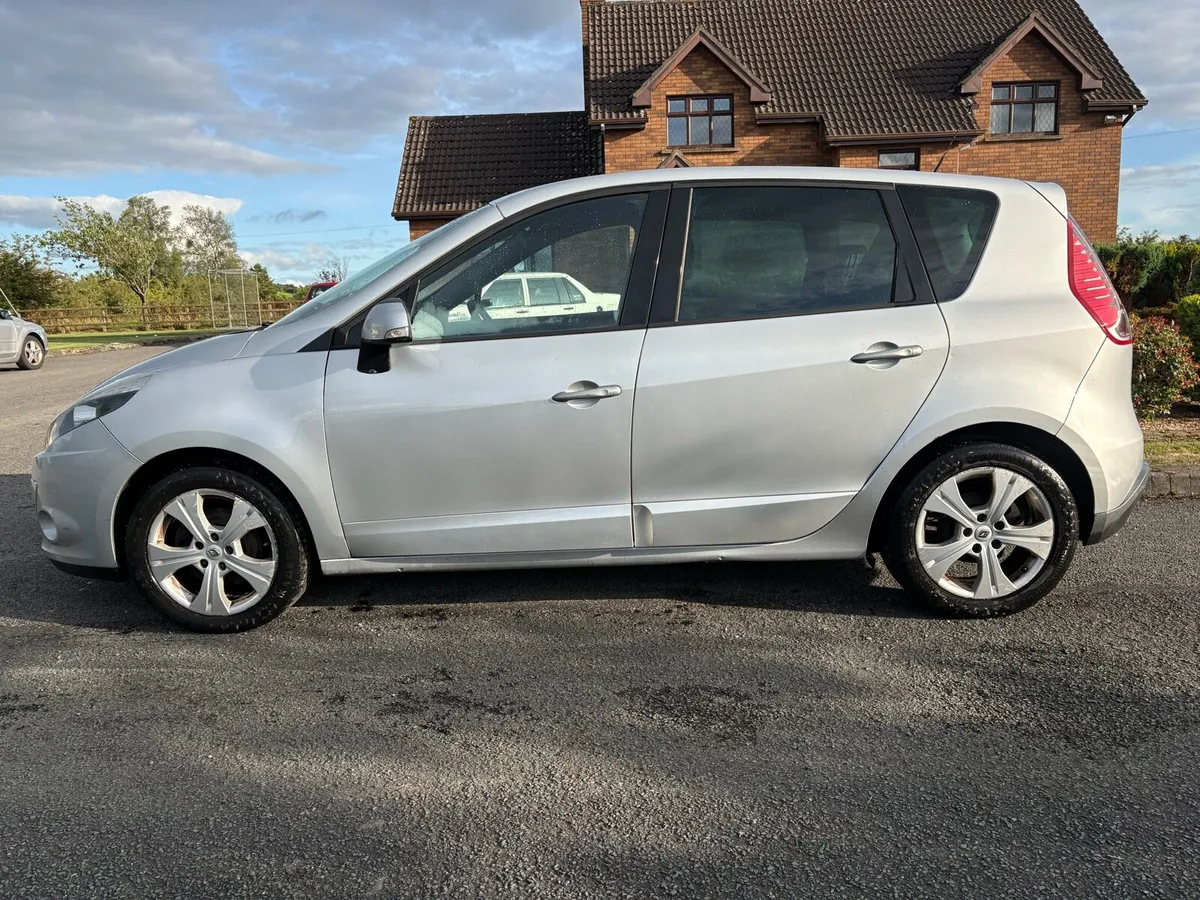 2010 Renault Megane Scenic 1.5 Diesel Driving - Image 3