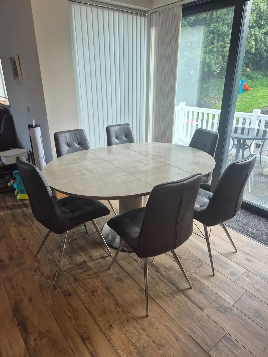 Dining room table - Image 1