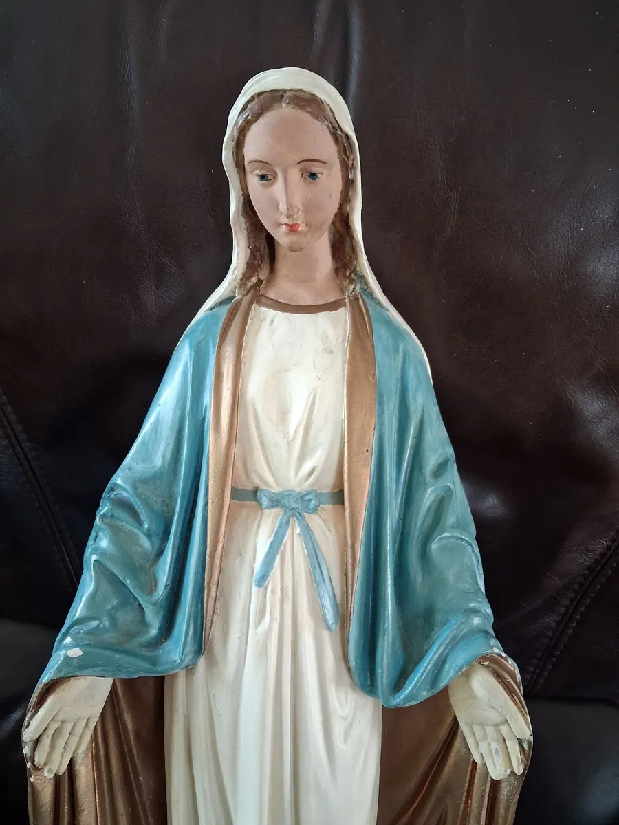 LARGE CHALKWARE STATUE OF THE BLESSED VIRGIN - Image 1