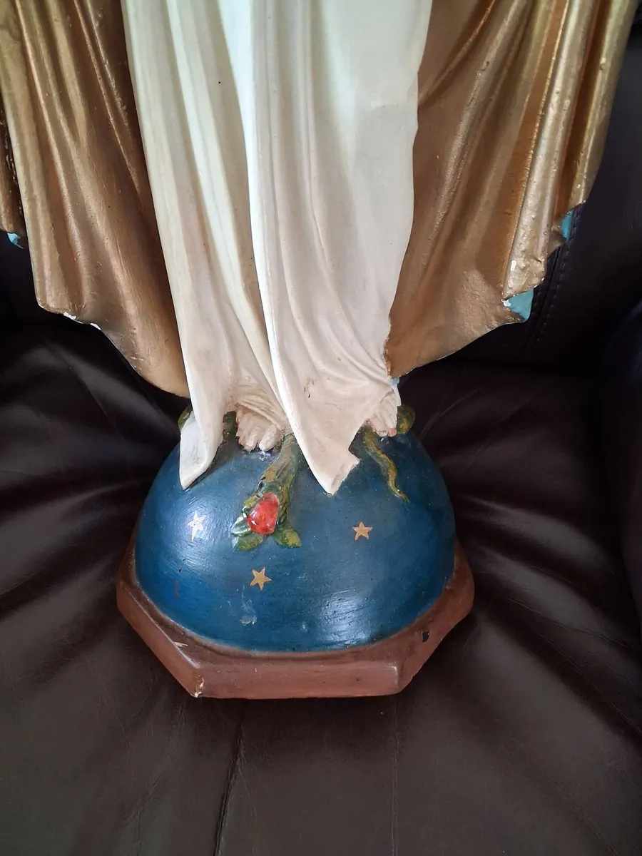 LARGE CHALKWARE STATUE OF THE BLESSED VIRGIN - Image 2