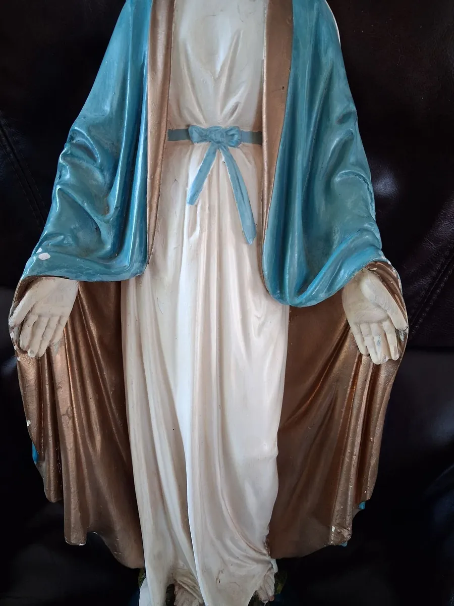 LARGE CHALKWARE STATUE OF THE BLESSED VIRGIN - Image 4