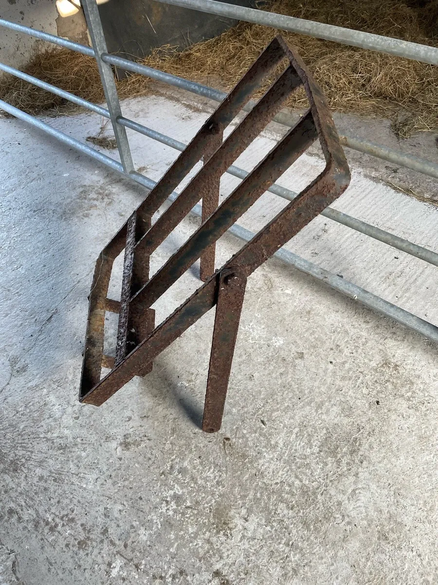 MF 165 front guard frame - Image 1