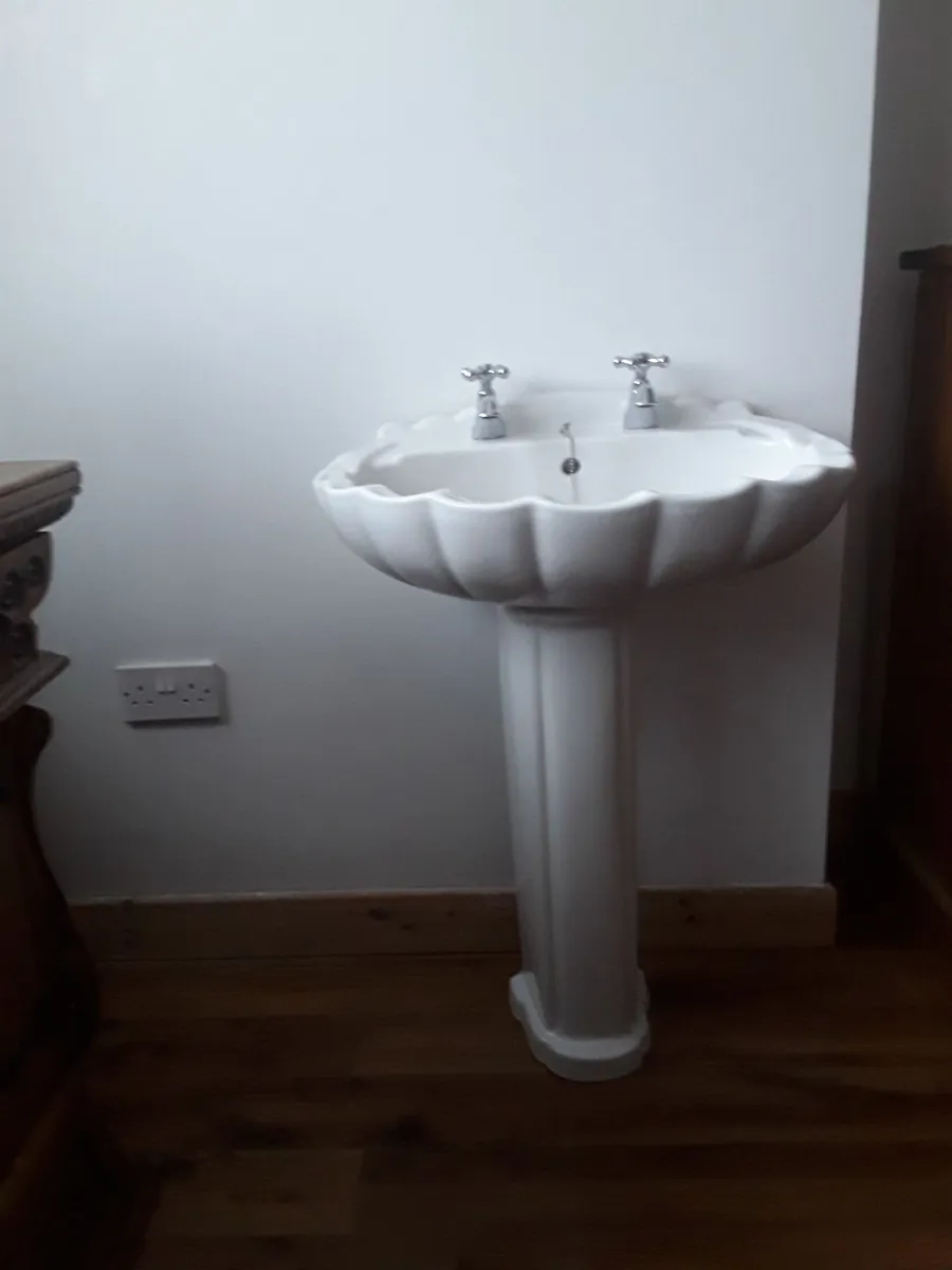 Vintage shell shaped sink pedestal and taps - Image 1