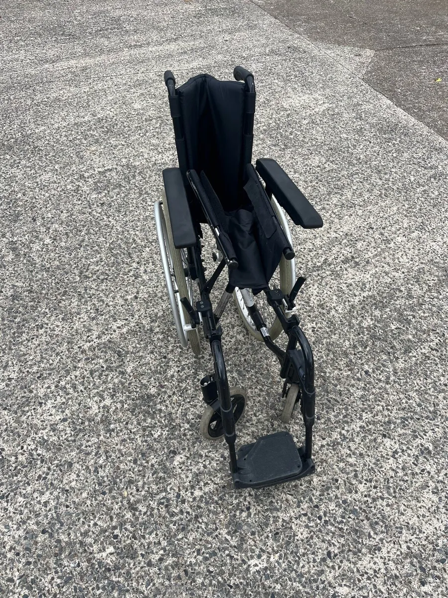 Manual folding wheelchair - Image 3
