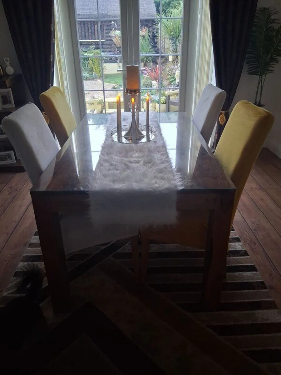 Stunning  table and 4 chairs and matching units - Image 1