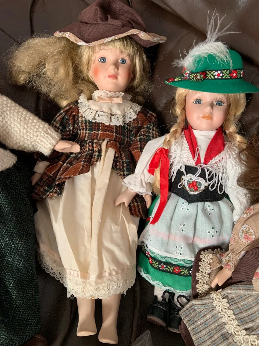 5 porcelain Dolls & extra clothes perfect cond - Image 3