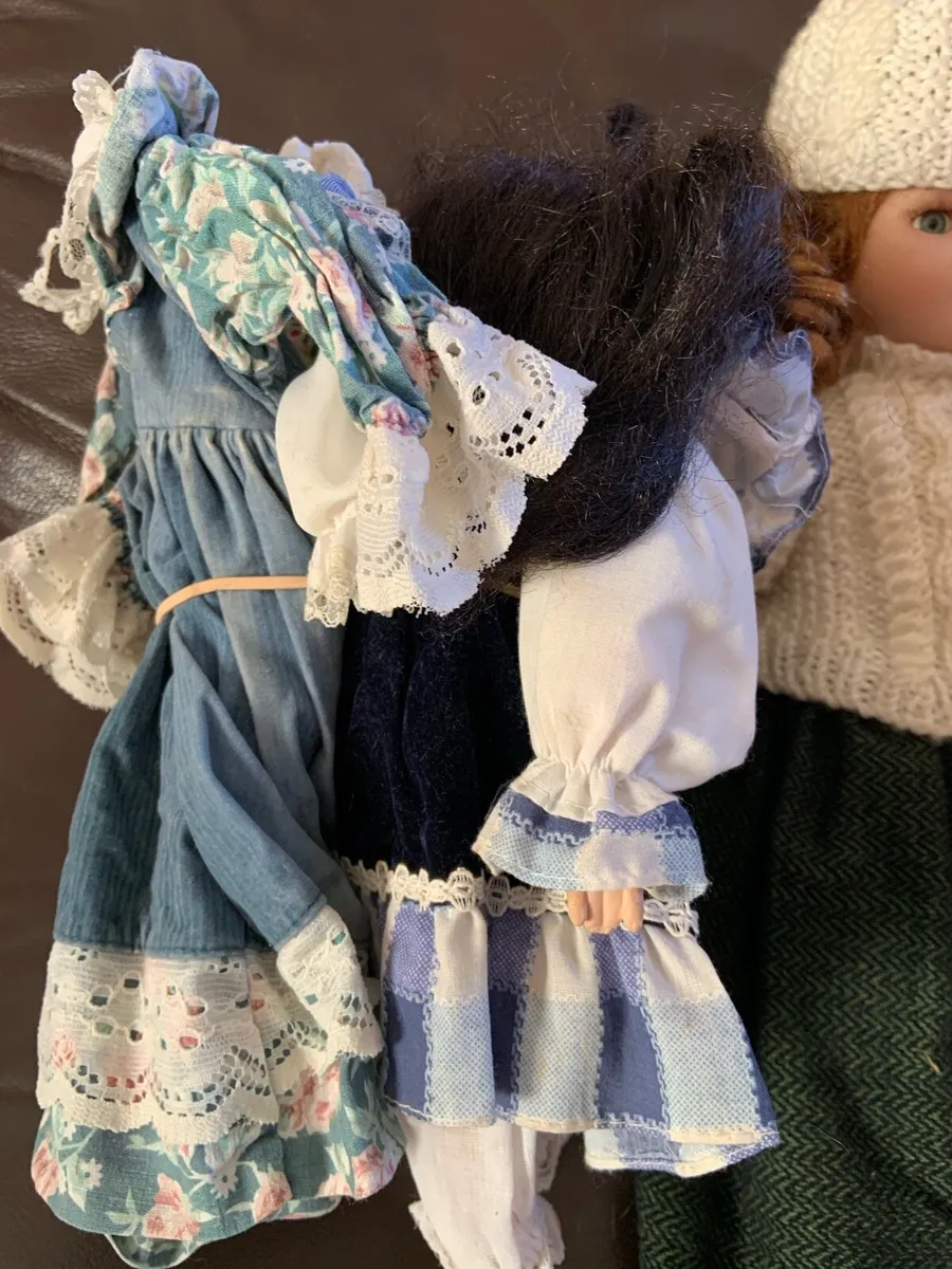 5 porcelain Dolls & extra clothes perfect cond - Image 4