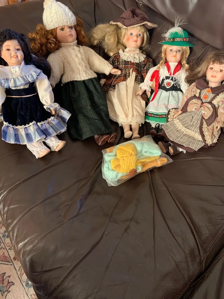 5 porcelain Dolls & extra clothes perfect cond - Image 1