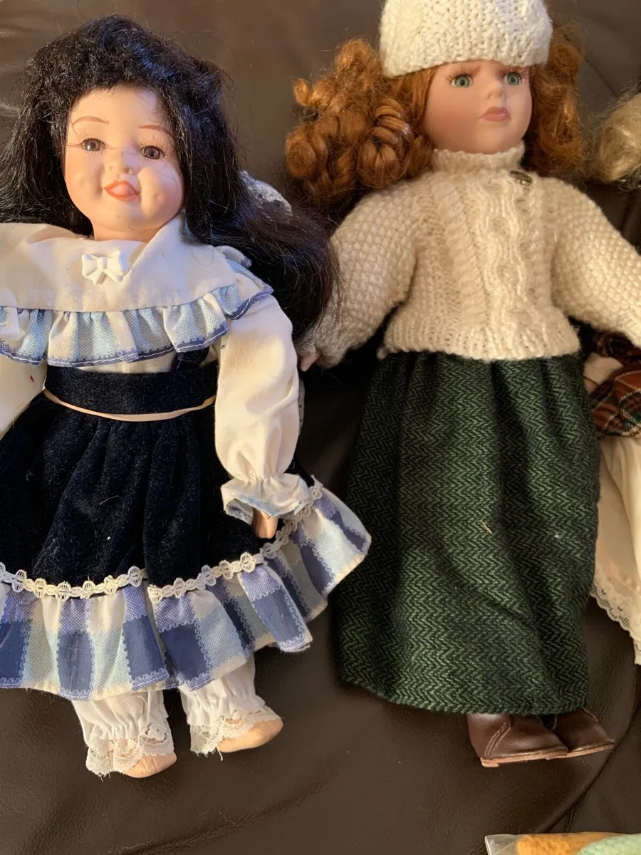 5 porcelain Dolls & extra clothes perfect cond - Image 2