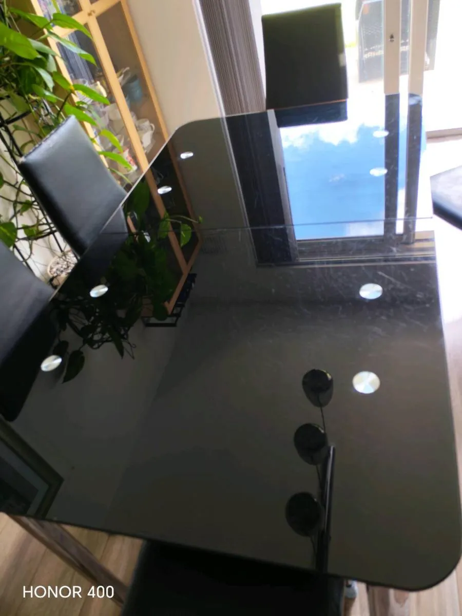 Extendable Dining table and chairs - Image 3
