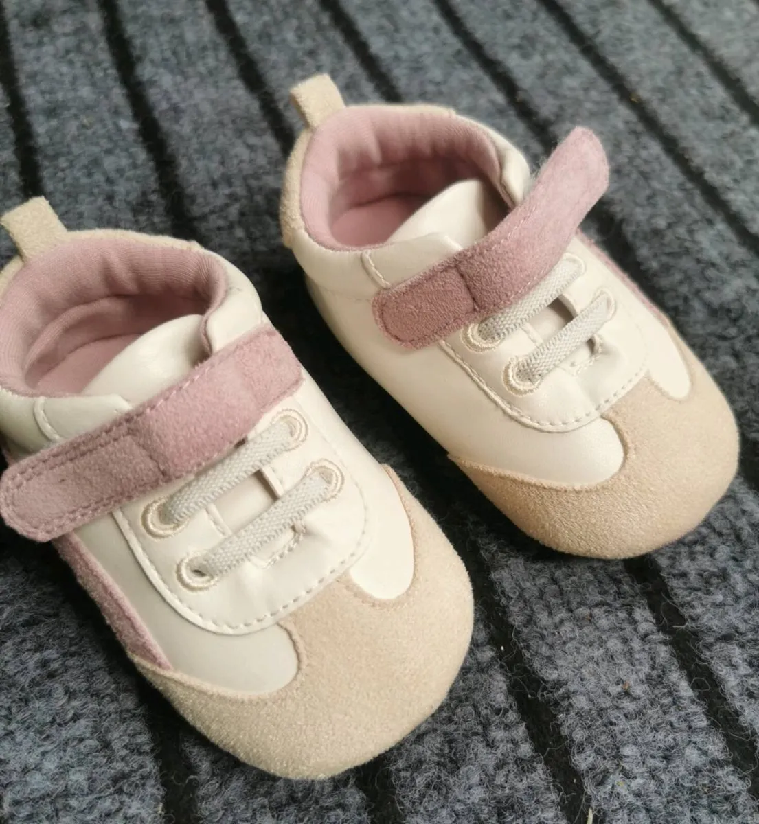 Baby shoes - Image 1