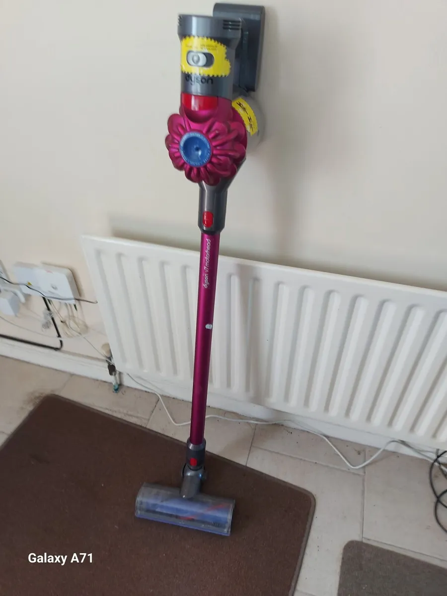 Dyson V7 Motorhead in excellent condition - Image 1
