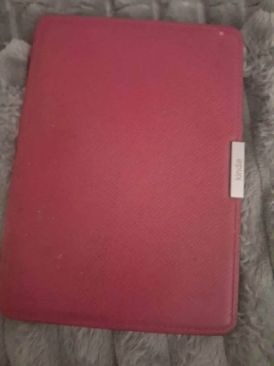 Kindle with cover - Image 1