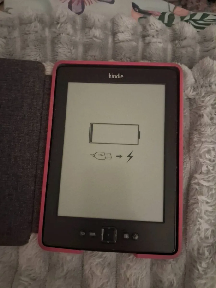 Kindle with cover - Image 2