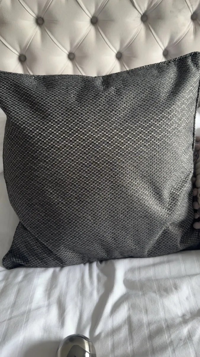 Curtains & 2 matching cushion covers - Image 3