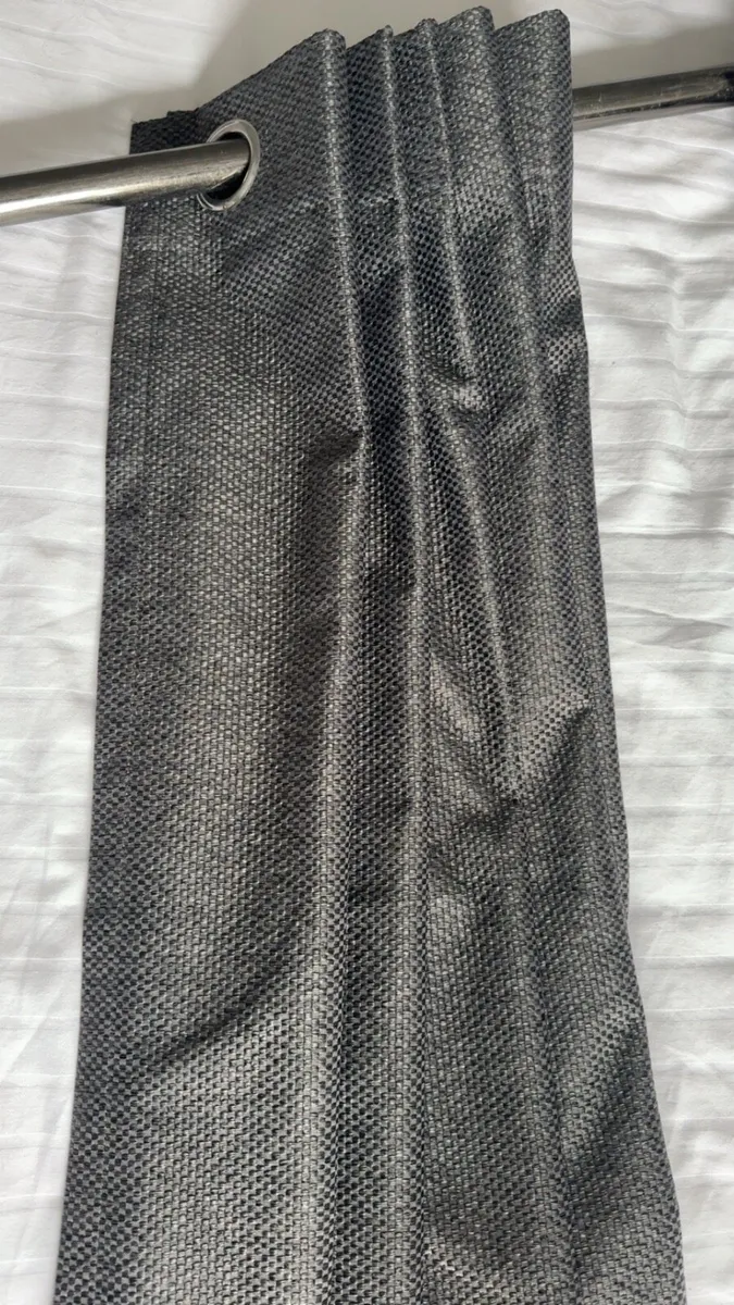 Curtains & 2 matching cushion covers - Image 1