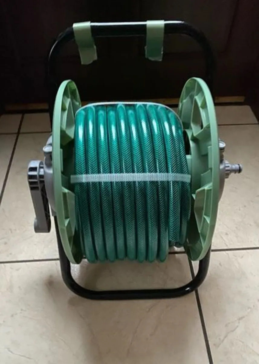 BRAND NEW 25 Metre Hose Reel with Accessories - Image 2