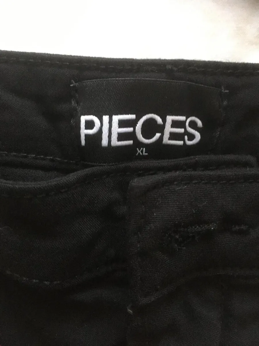NEW Black Jeggings Jeans from the BRAND PIECES - Image 2