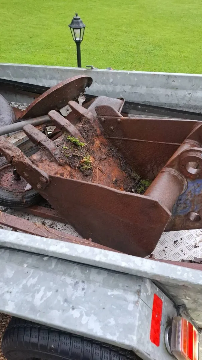 2 foot digger bucket 45 mm pins - Image 1