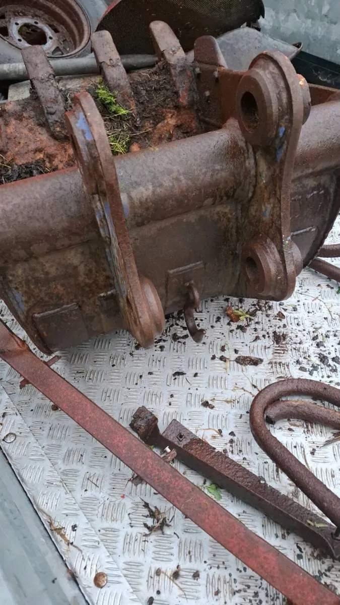 2 foot digger bucket 45 mm pins - Image 3