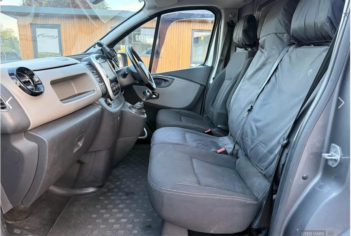 2017 Renault Traffic ENERGY dCi 125 Sport Nav Van - Image 3