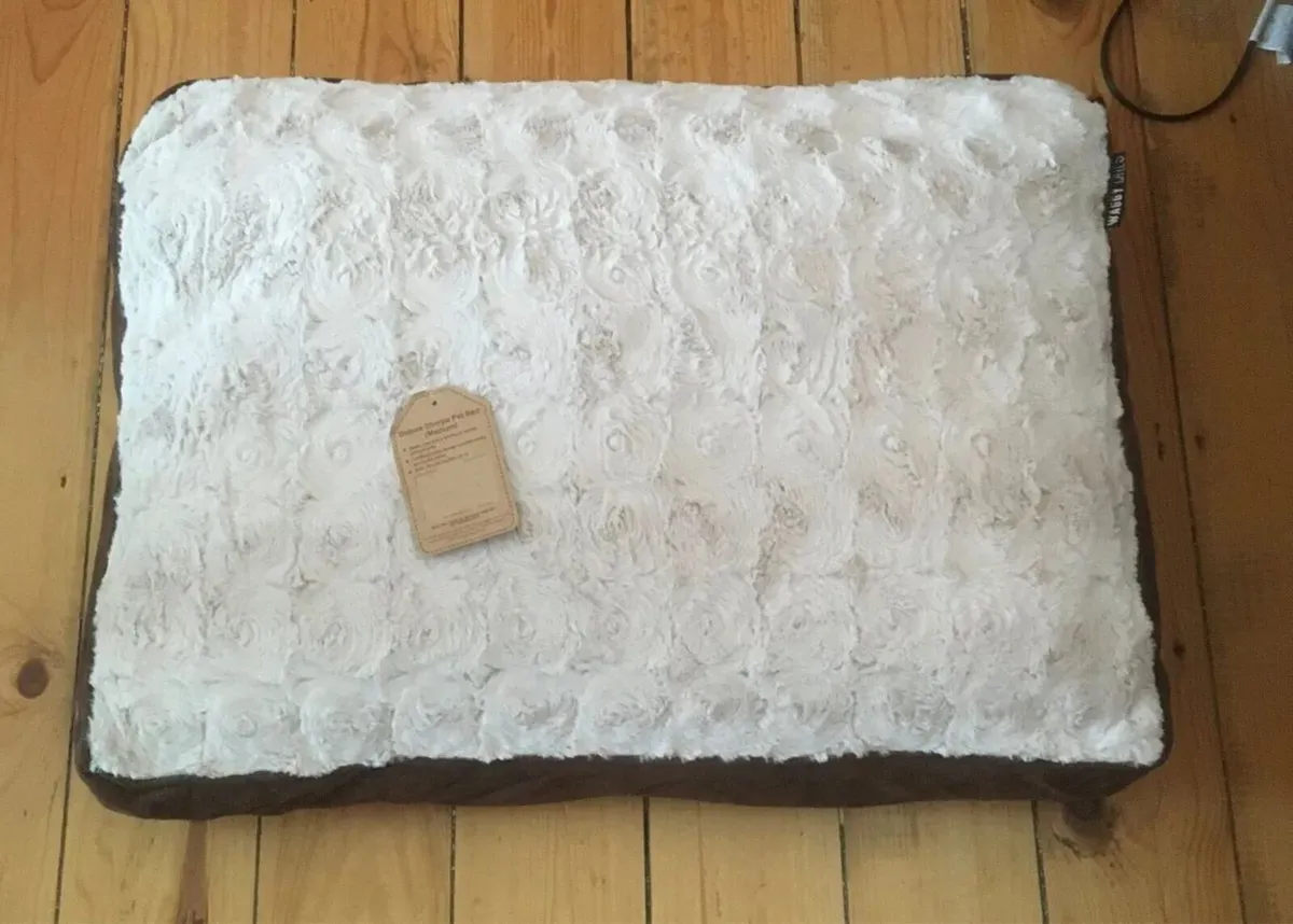 BRAND NEW Waggy Tails Sherpa Pet Bed, Medium - Image 3