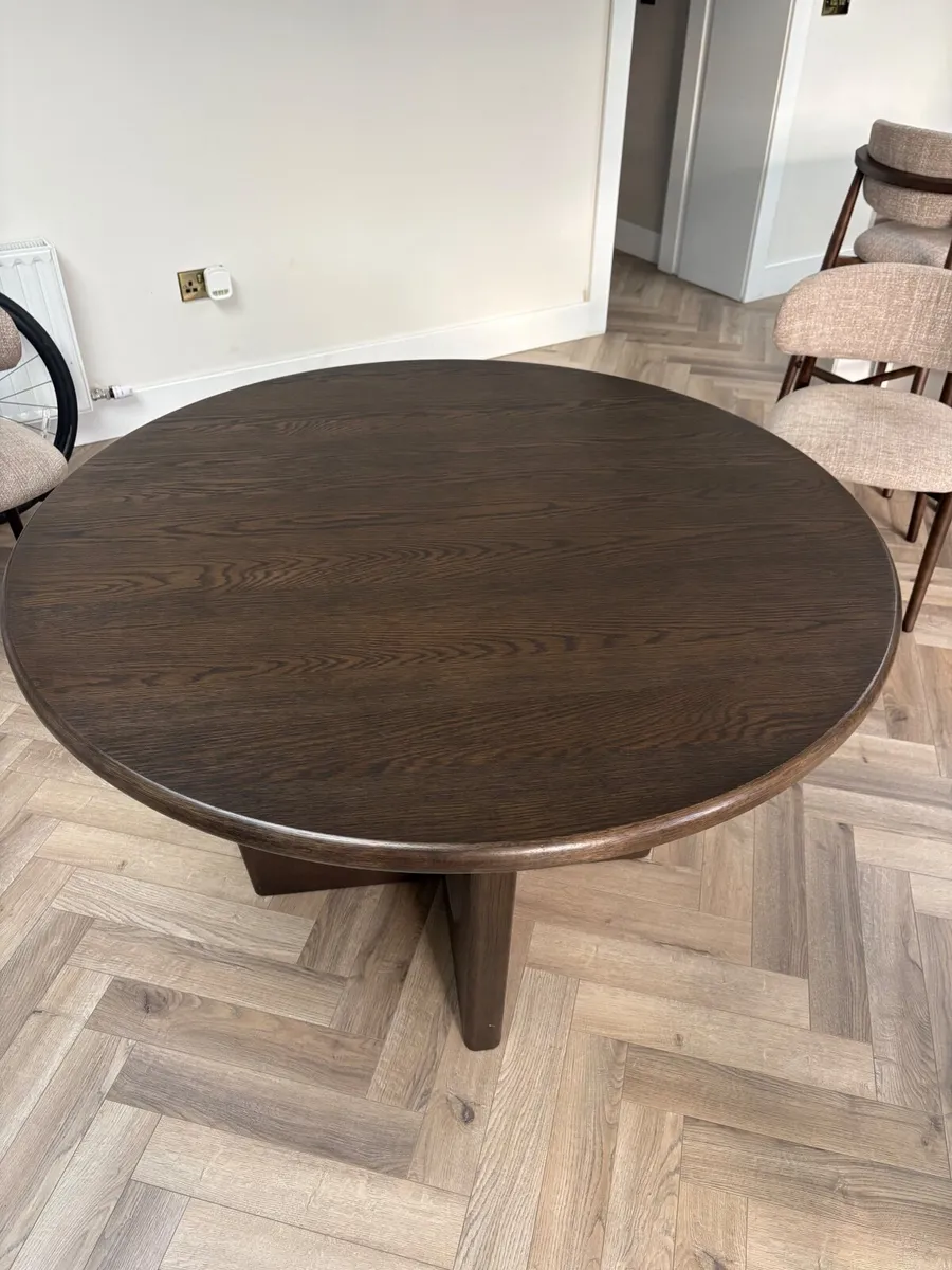 Table & chairs - Image 1