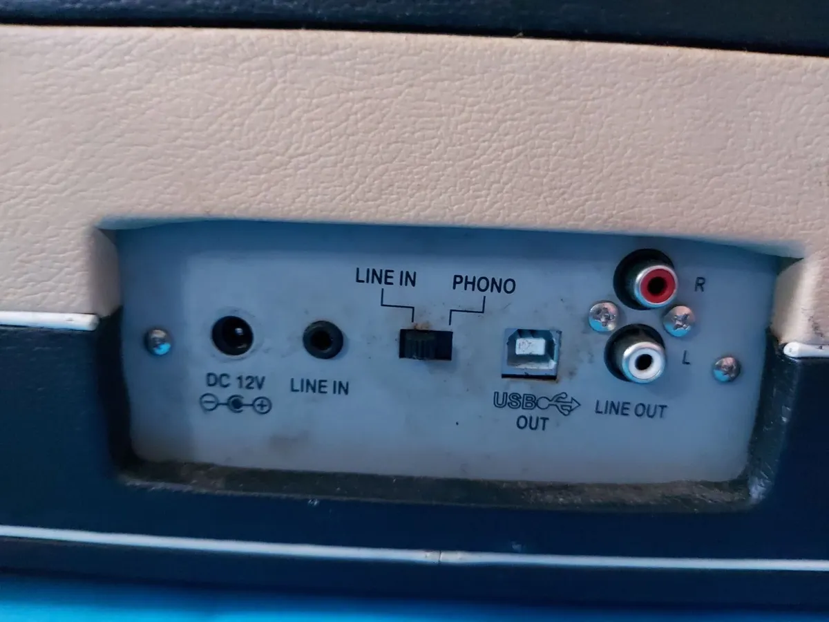 Steepletone AM-FM Radio & Record Player in Case - Image 3