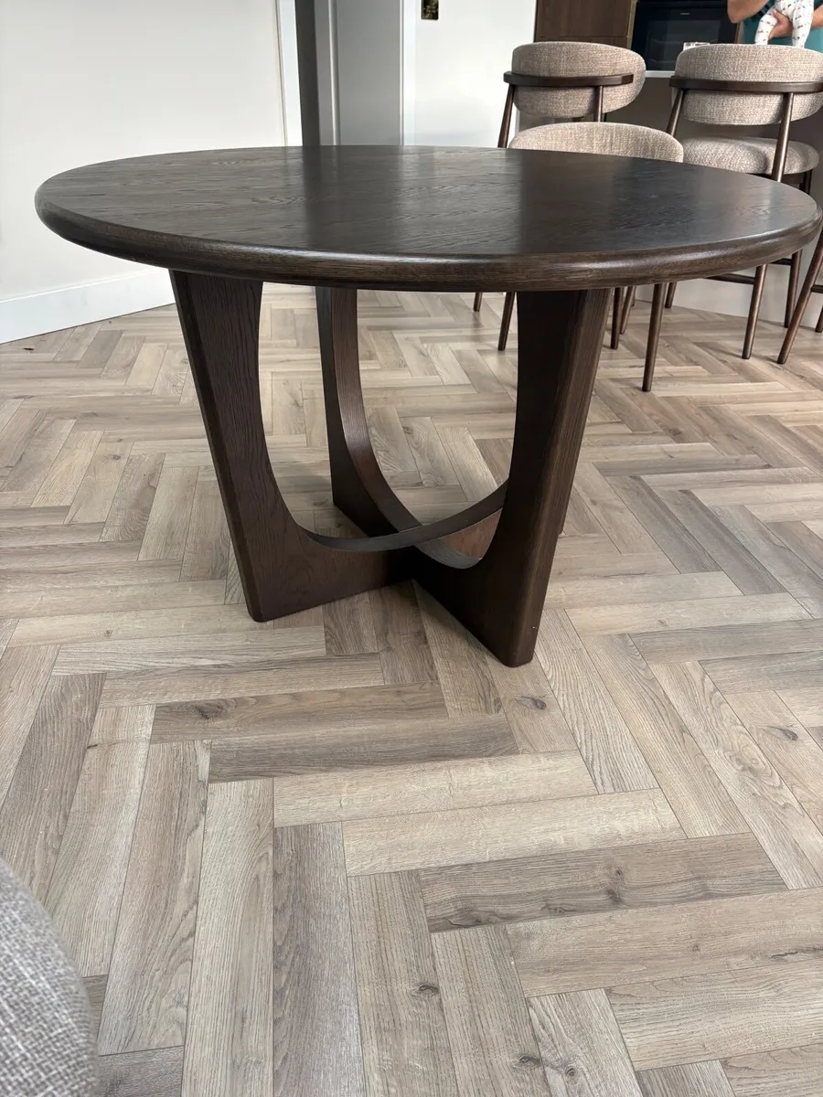 Table & chairs - Image 2