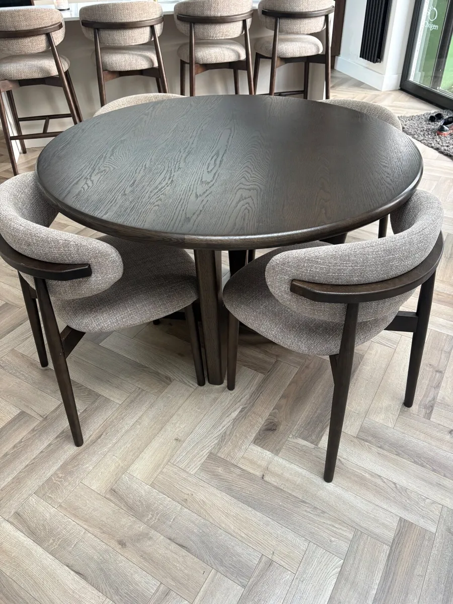 Table & chairs - Image 4