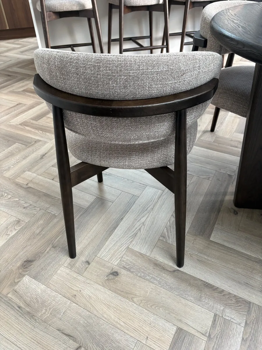 Table & chairs - Image 3