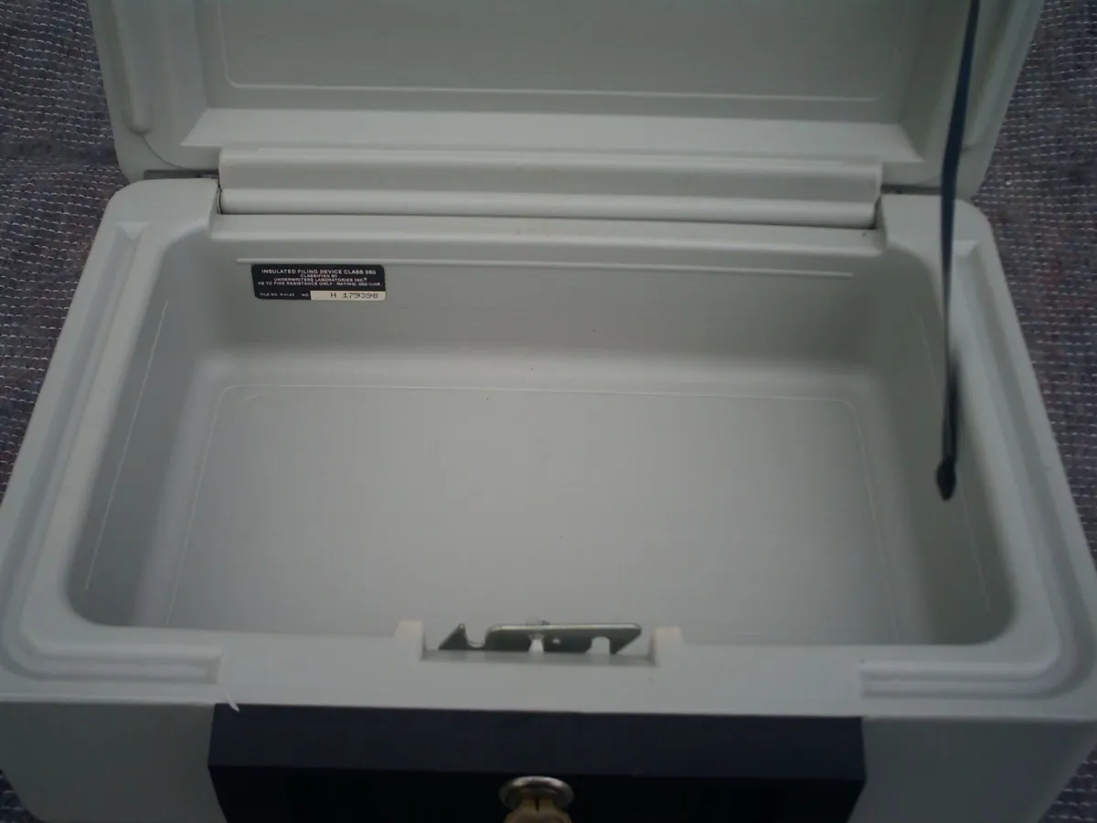 sentry fire resistant security box safe - Image 2
