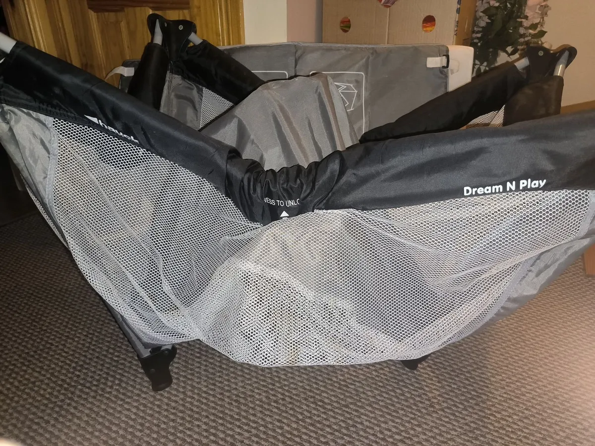 Travel cot with mattress - Image 3