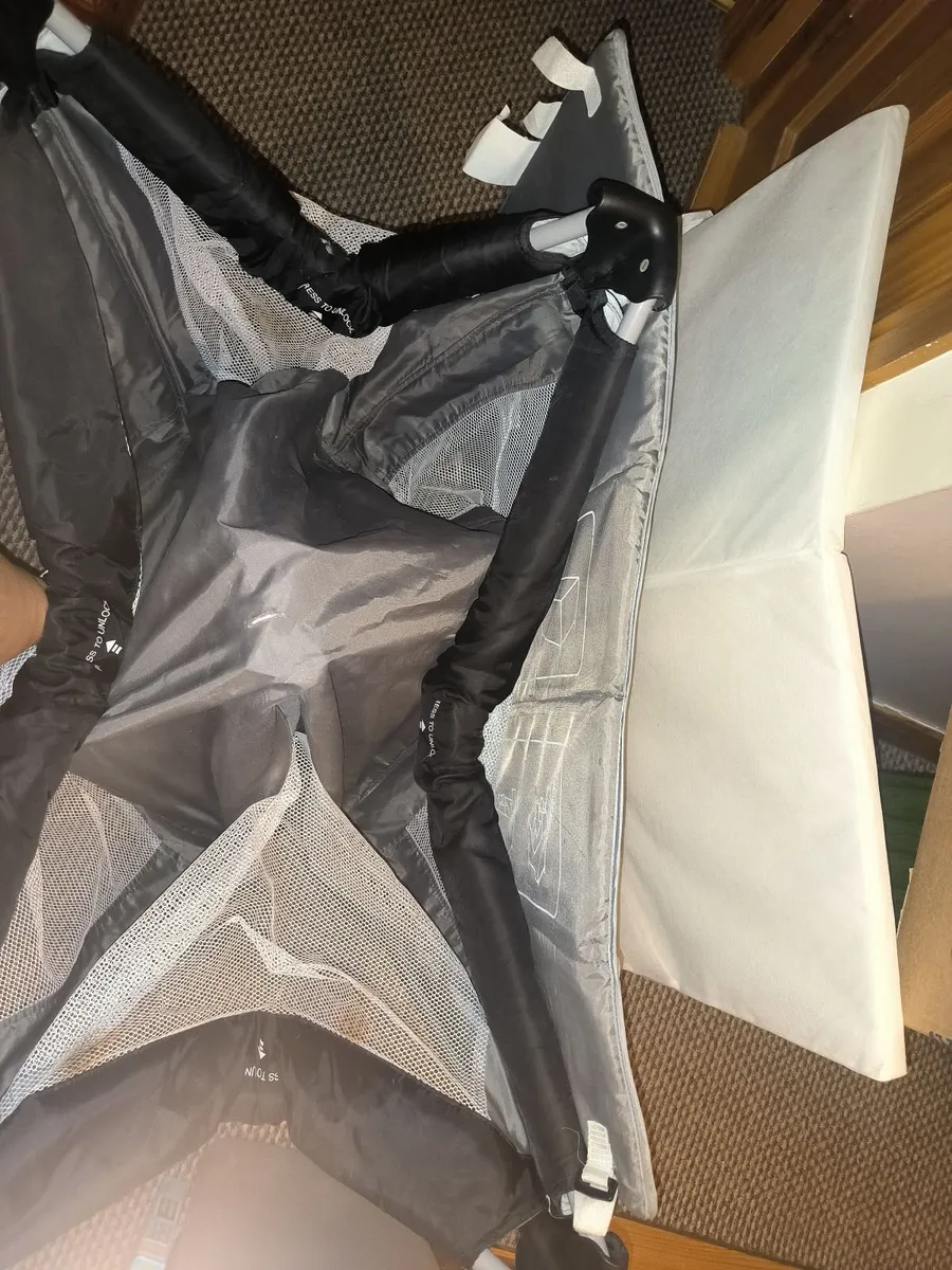 Travel cot with mattress - Image 1