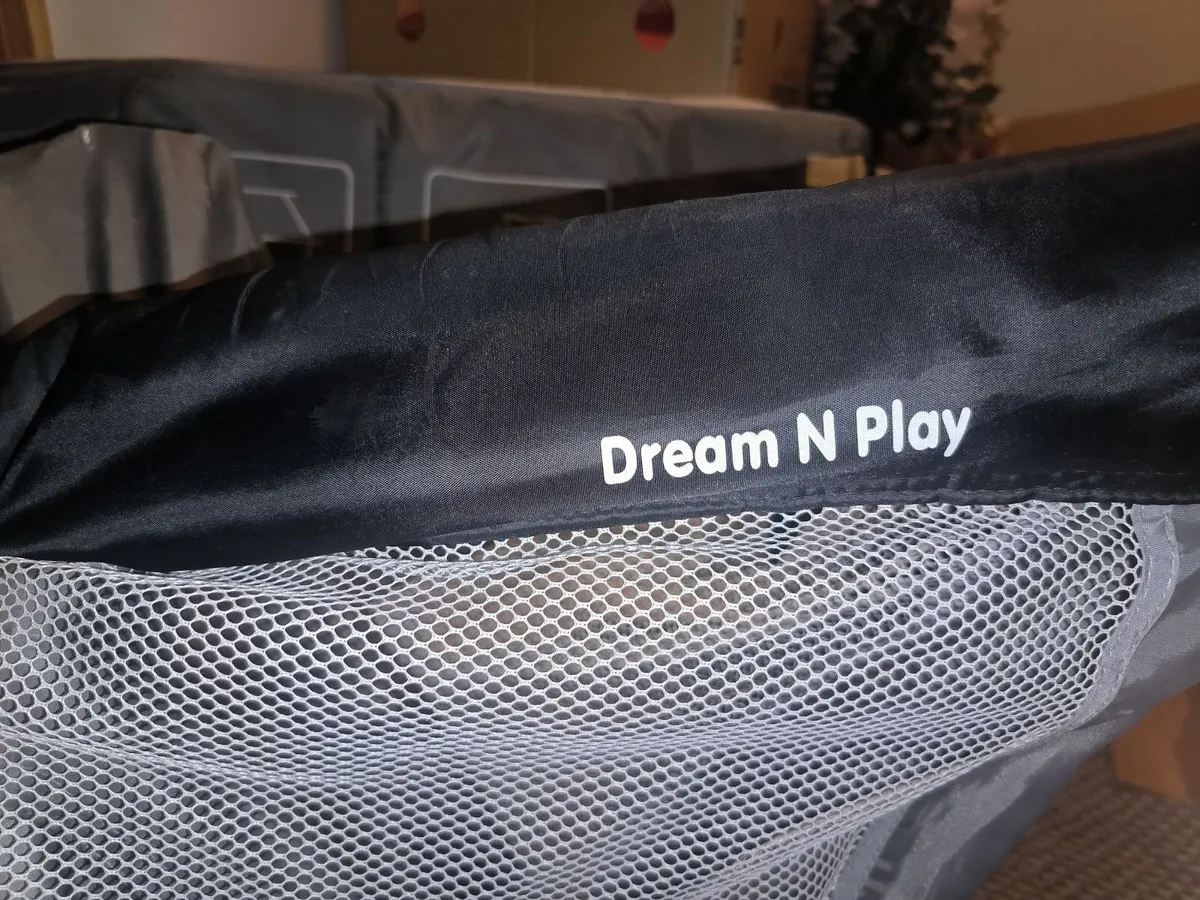 Travel cot with mattress - Image 2