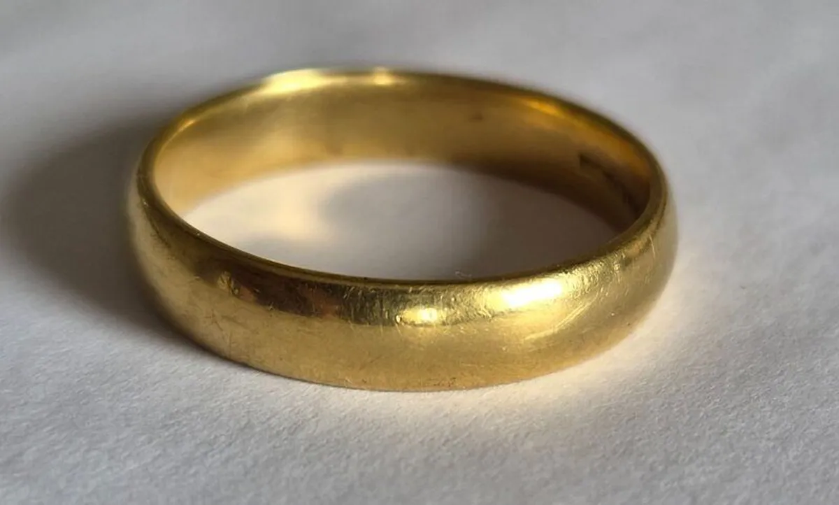 18ct Gold Men's Wedding Ring  7g  UK Hallmarked - Image 1