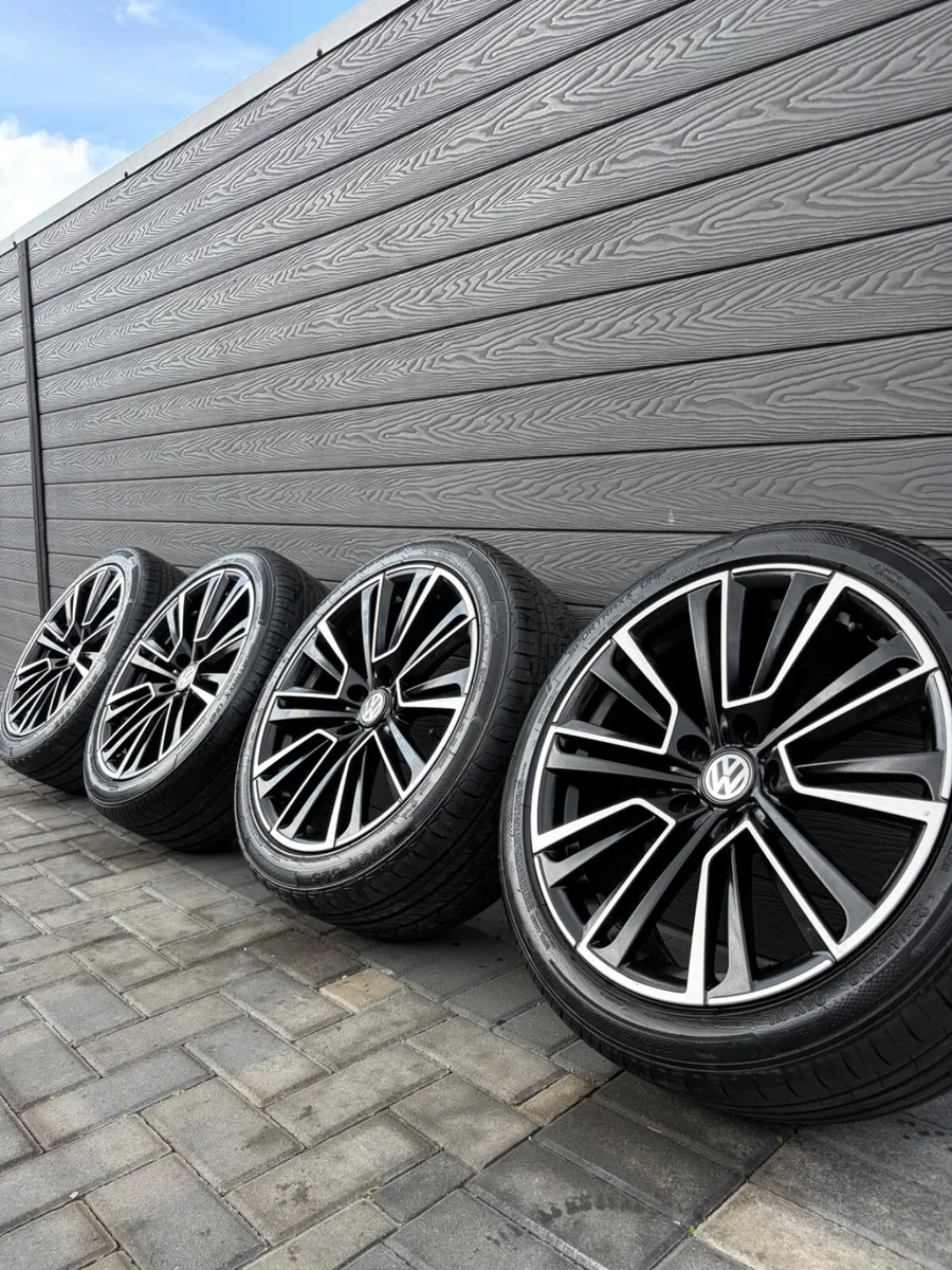 18” VOLKSWAGEN GOLF ALLOY WHEELS & TYRES - Image 1