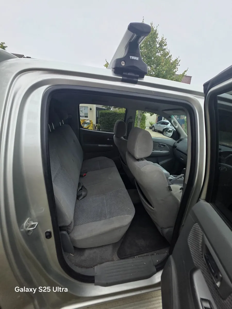 Toyota Hilux 2010 - Image 2