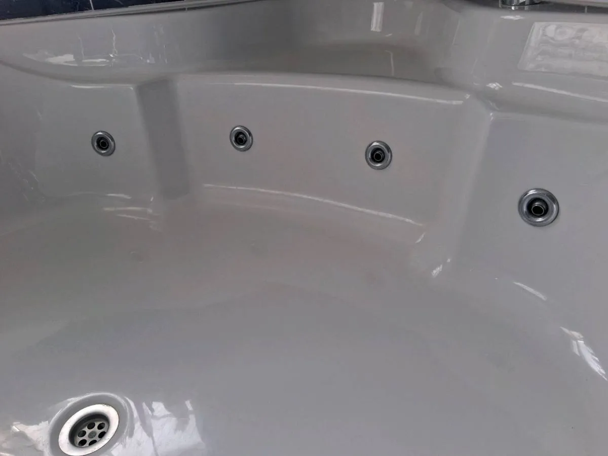 Jacuzzi bath - Image 2